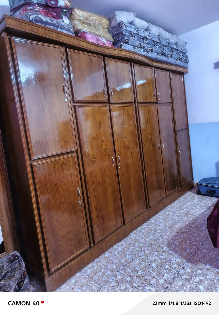 سلام عليكم هاي الغرفه ل بيع سعر 900 ومتين وبيه مجال المكان رماي سجاريه ***********
