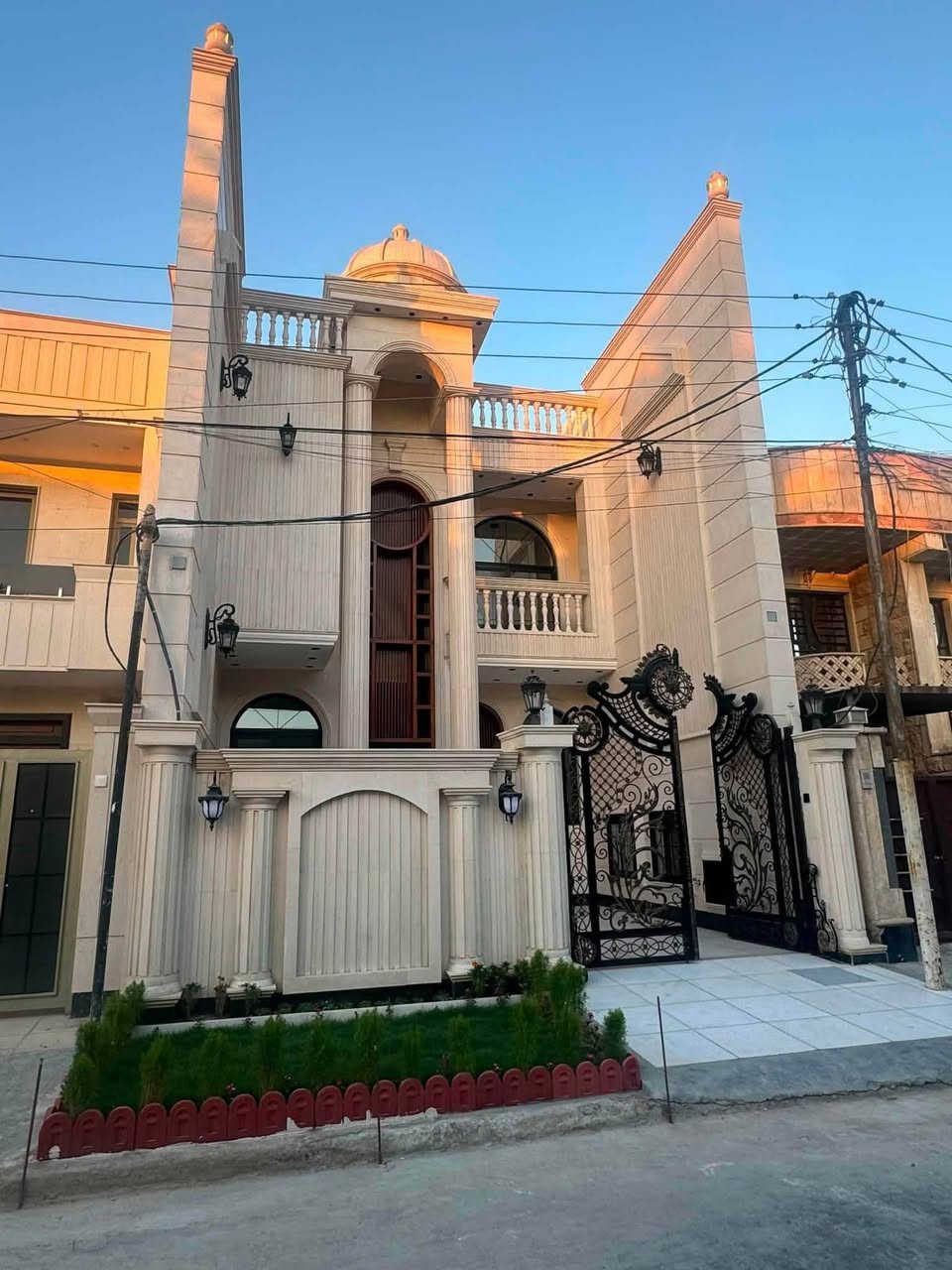 دار للبيع او المراوس في السيديه مساحه  ١٧٠ متر درجه اولى يحتوي على ٦ غرف نوم سويتات الأتصال ***********
