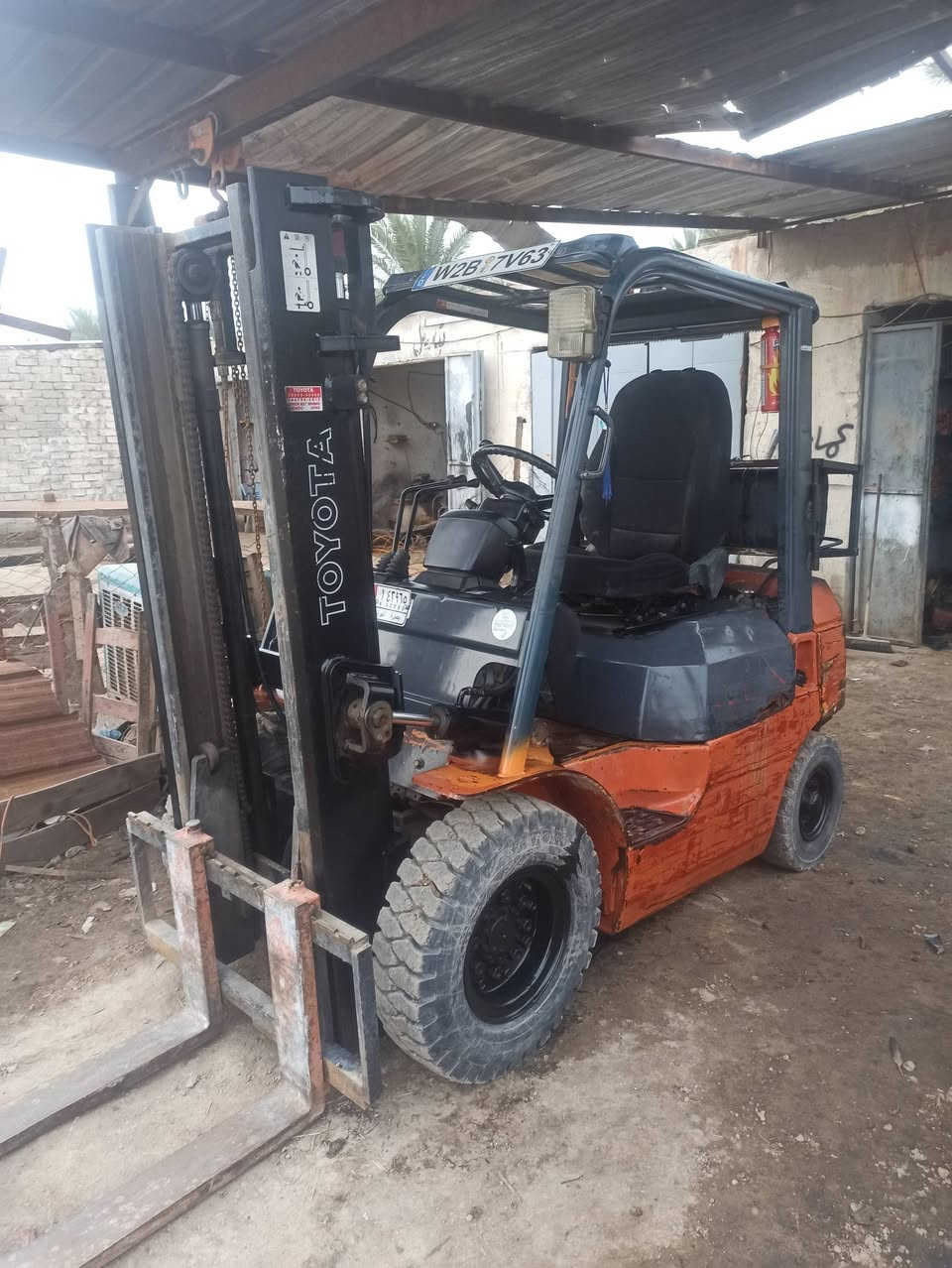 السلام عليكم رافعه شوكيه تيوتا طنين ونص موديل 2005كير عادي نمرتين 2سلايت 2حركه رافعه نظيفه جاهزه كير ومكينه كفاله محرك بانزين  وضع شركه الرافعه جديده جاهزه للعمل بابل الشوملي *********** السعر 35ورقه  ***********
