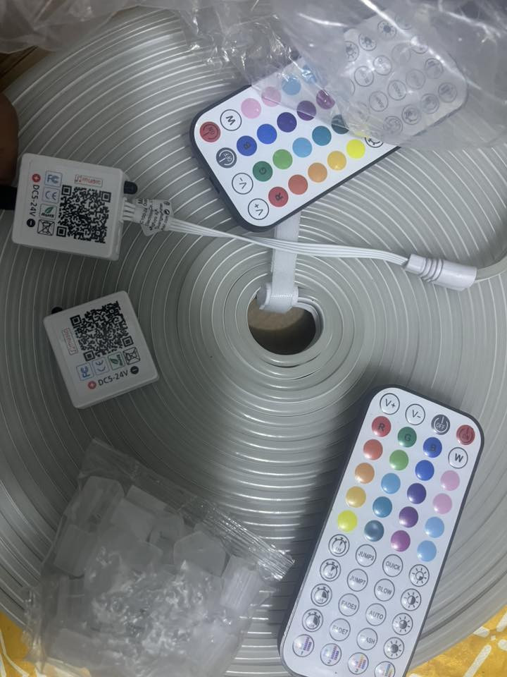 سلام عليكم شريط إضاءة LED يعطي شكل نيون مرن وينثني بسهولة جدا 

المميزات ♌️  

ضد الماء يعني تغسلة كلشي ما عليه 

تكدر تسوي بي أشكال هندسية وكلشي حسب شطارتك 

سميك جدا  يعني ما ينكطه لو تجيب مكص 

الاصلي مال امزون يعني مو من لعراق يجيبو تجاري 

للتواصل ***********

ماعندي توصيل محافظات فقط كربلاء اجيبلك
