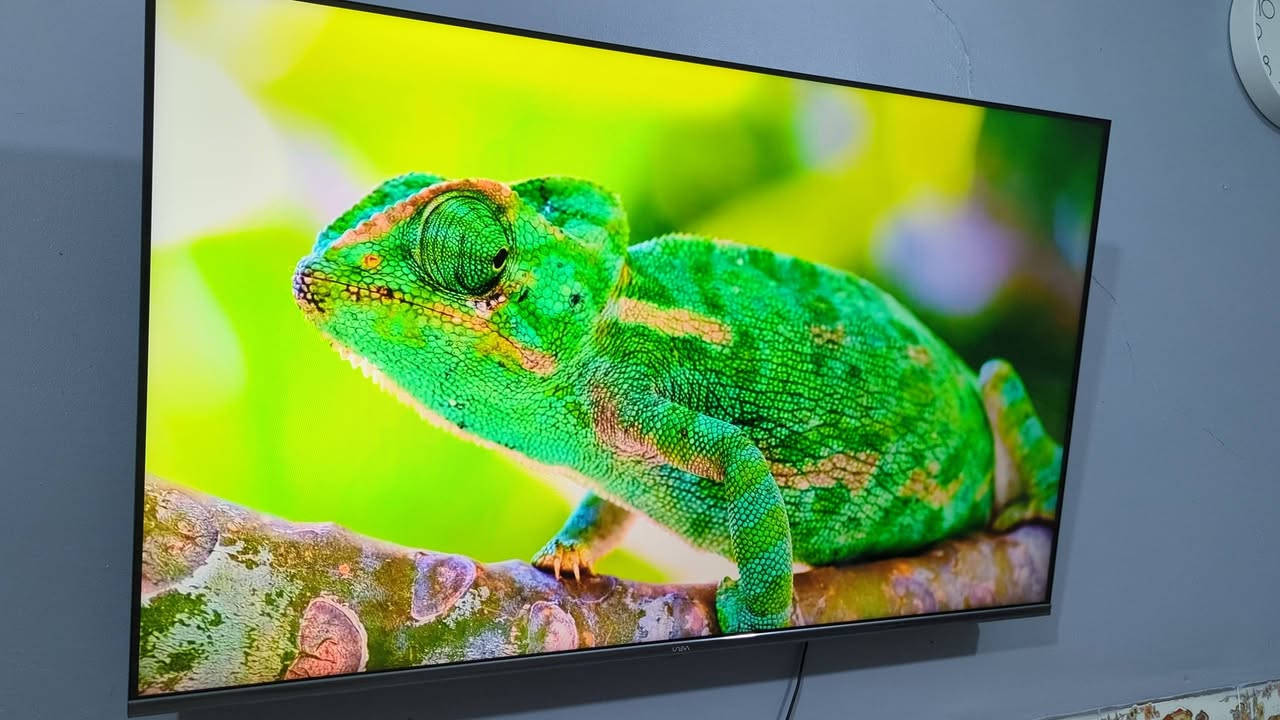 مواصفات شاشة UNEVA موديل 50Q-Class/MFT2S2O2:
المواصفات الأساسية:

الحجم: 50 بوصة.

الدقة: 4K UHD (3840 × 2160 بكسل).

نوع الشاشة: QLED مع إضاءة خلفية (Backlighting) وتصميم بدون إطار (Frameless).

نظام التشغيل: تعمل بنظام Android 11 الذكي. [1, 2, 3, 4]

الأداء والذاكرة:

المعالج: وحدة معالجة مركزية Cortex A53 رباعية النواة.

الذاكرة العشوائية (RAM): 1 جيجابايت.

ذاكرة التخزين: 8 جيجابايت. [1, 2, 3]

المنافذ والاتصال:

المنافذ: تحتوي عادةً على 3 مداخل HDMI ومدخلين USB.

الشبكة: تدعم الاتصال اللاسلكي Wi-Fi وبلوتوث مدمج.

المستقبل: تحتوي على رسيفر داخلي يدعم (DVB-T2/S2) للقنوات الأرضية والفضائية. [1, 2, 3]

الصوت والمميزات الإضافية:

الصوت: تدعم تقنية Dolby Audio لصوت محيطي.

التطبيقات: تدعم تشغيل تطبيقات مثل YouTube، Netflix، وShahid.

استهلاك الطاقة: 145 واط (كما هو موضح في ملصق الصورة المرفقة).

ميزات أخرى: دعم المساعد الصوتي Google Assistant وخاصية E-share لربط الهاتف بالشاشة. [1, 2] سعر350 مكاني بغداد وره سيطرت الشعب رقمي***********
