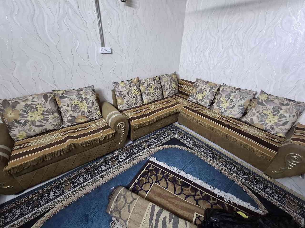 تخم قنفات (ديوان) 3 قطع بحالة ممتازة للبيع 🛋️
التفاصيل:
​النوع: تخم قنفات ديوان (3 قطع: قنفة ثنائية + قطعتين تشكل زاوية أو متصلة).
​الحالة: نظيف جداً، بحالة ممتازة، وخالي من أي كسر أو عيوب.
​الحشوة: إسفنج ضغط عالي (طبي ومريح ما ينزل).
​📐 المقاسات (حسب المخطط المرفق):
​💵 السعر: 250 ألف دينار وبي مجال 
📍 الموقع: بغداد - المشتل.
📞 للتواصل والاستفسار: ***********
