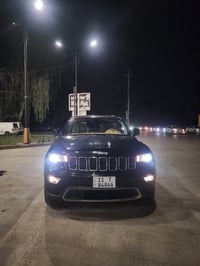 بيع مستعجل ومناسب   جيب شيروكي لاريدو 2017  ماشية 73 الف ميل السيارة ا...