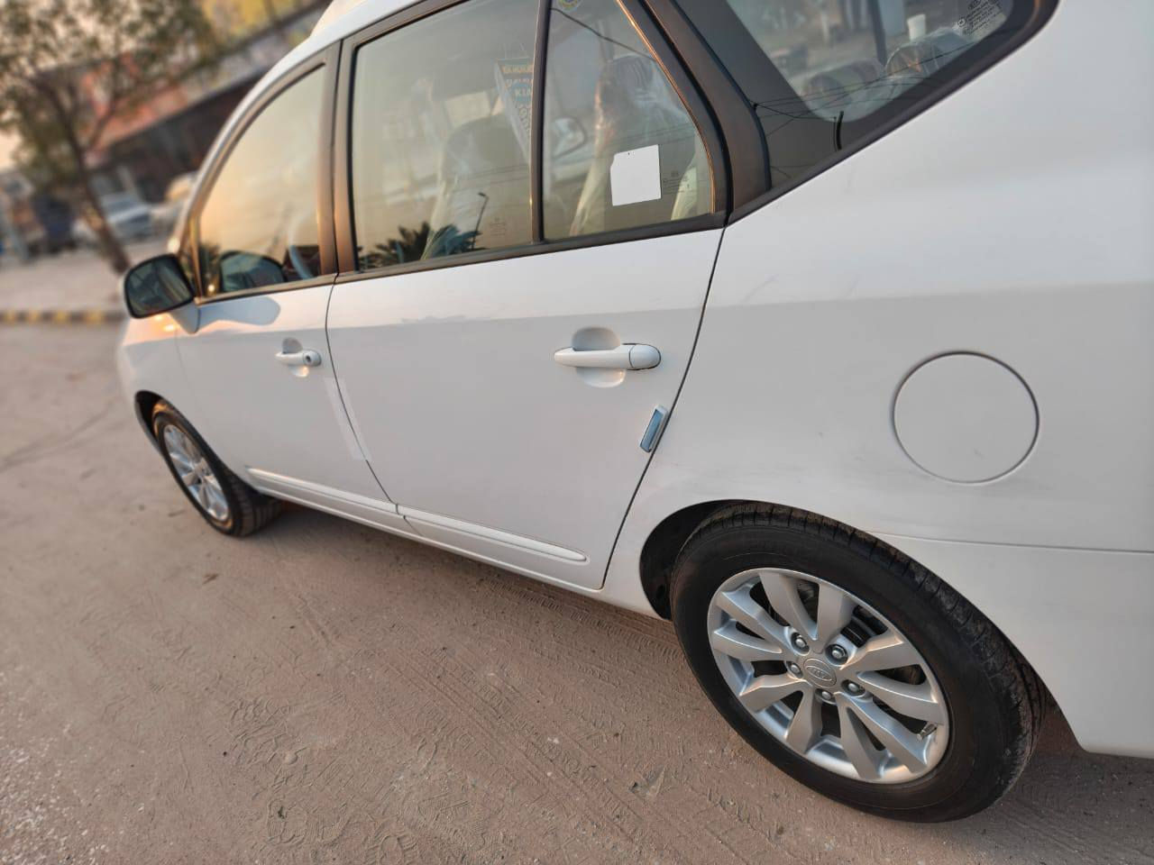 للبيع كيا كارنز موديل 2012🧑‍🧑‍🧒‍🧒 7 راكب للون ابيض مكينه 2000 فول مواصفات تحكم استيرن جهتين شاشه كاميرا 4 دسك فتحه تبريد قطعتين شغال تدفئه شغاله السياره مكفوله من الصبغ رقم قادسيه مميز بسمي ماشيه 134 حقيقي السياره حلوه ومامتعوبه ابد السعر 138 وبيه مجال  للطيبين مكان السيارة الكوفه ناحبة العباسية اي استفسار اتصل على هذا الرقم ***********
