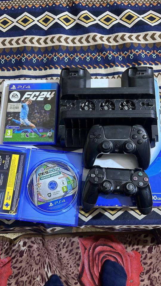 سلام عليكم بلي فور سلم كامل ملحقاته يده اصليه ويده بلي فايف تجاري وقراص فيفا 2024 وبيس 21 حامله اقراص هم وياه جهاز  نضيف نضيف سعر225 وبي مجال للشراي والرقم *********** واتساب موجود
