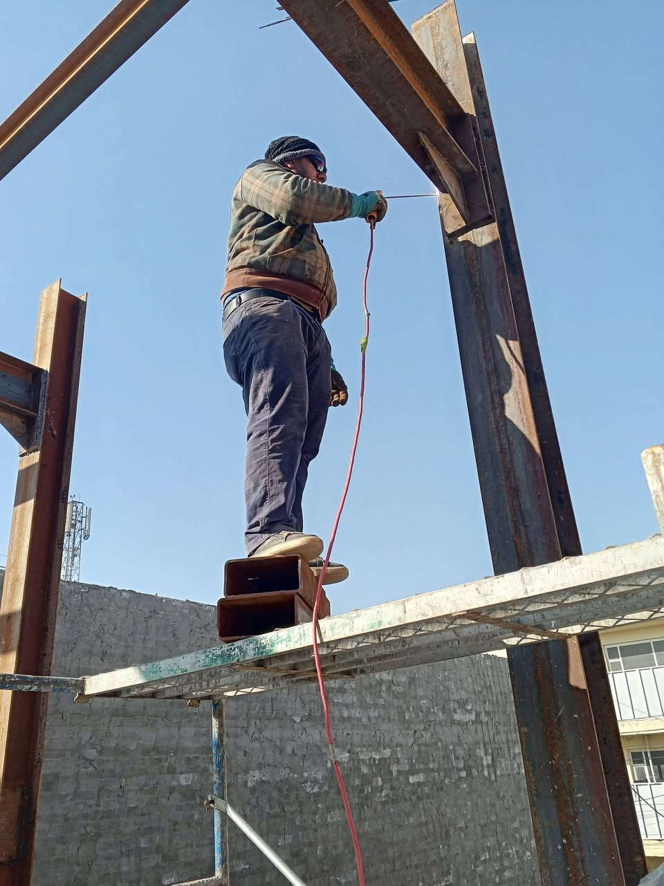 سلام عليكم اني شاب من بغداد شتغل حداد متنقل وجوال سعر الكرفان المتر 25الف ابكل مكان  هذا رقمي ***********
