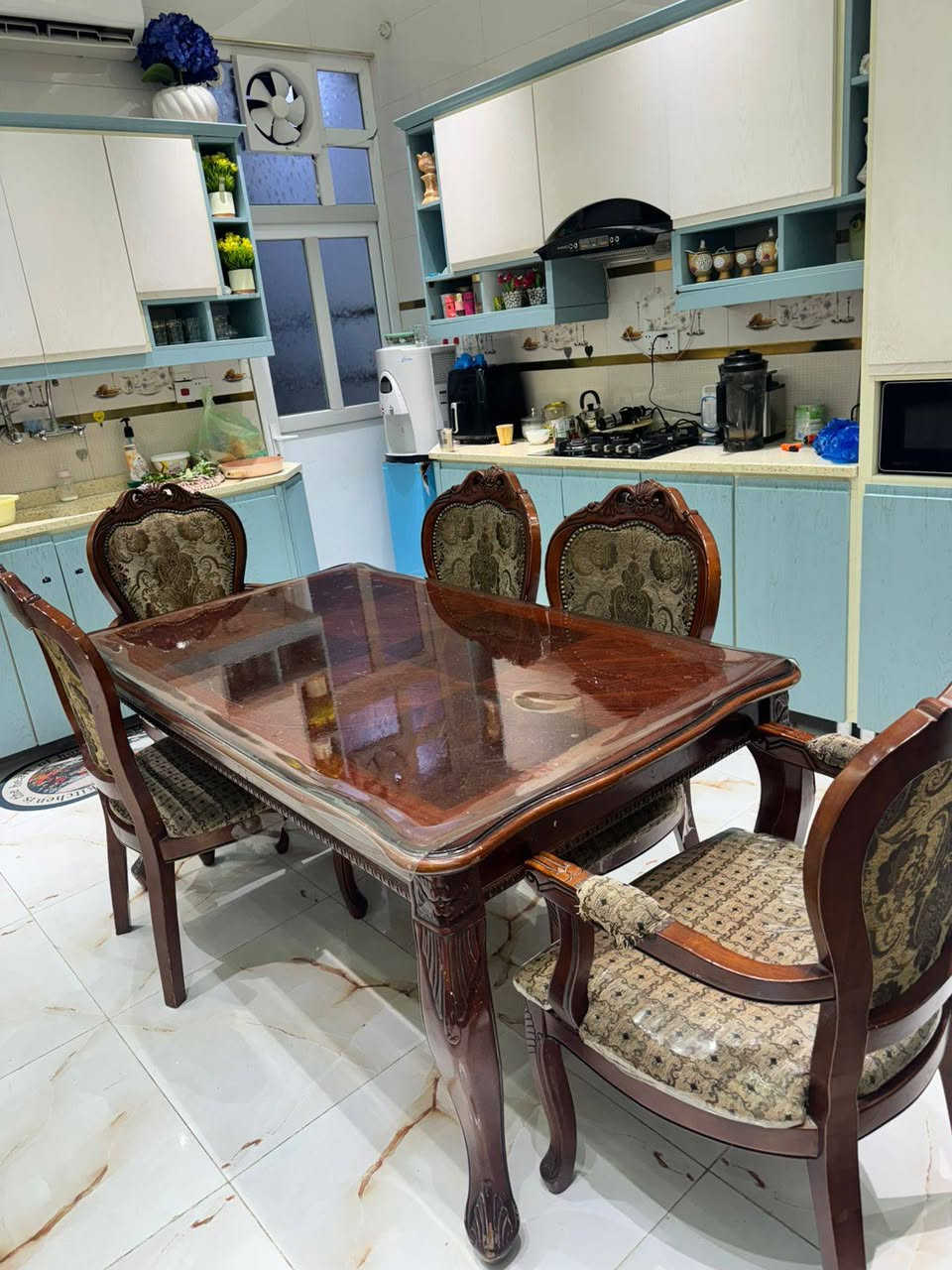 ميز زان ويا ٦ كرسي واحد فقط مكسور***********
