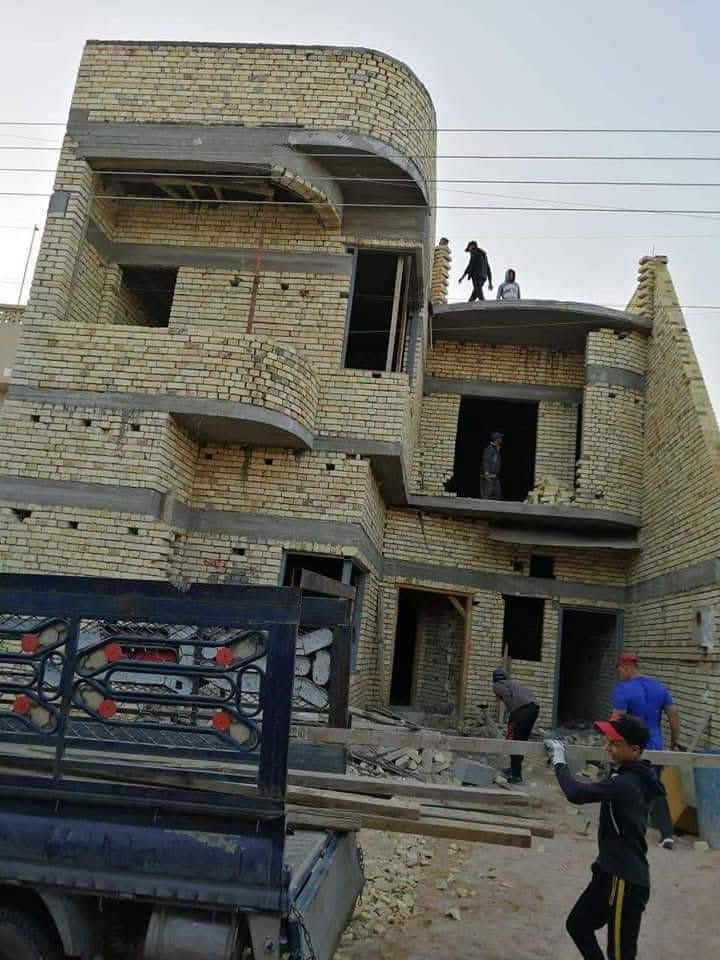 الى اهالي البصرة بصراوي 

ابني بيتك في الحاضر او الاقساط

ببركة الله نعمل بعدة مواقع مختلفة وهذا دليل على التزامنا وخبرتنا في هذا المجال وثقة الزبائن بنا🔻
⭕️ #مجاناً التصميم الهندسي عند التنفيذ 0‎%‎🔻
🍁نعمل بأنسب الاسعار واسرع الاوقات🔻

♦️الاسعار:

♦️طابوق-تسليم مفتاح  (400لف دينار) للمتر المربع
♦️طابوق-هيكل  (200 الف دينار) للمتر المربع

🔹بلوك+ثرمستون -تسليم مفتاح  (370 الف دينار) للمتر المربع
🔹بلوك+ثرمستون-هيكل(175 الف دينار) للمتر المربع

🔸دفع المبلغ بعد اكمال مرحلة البناء

🔸الأقساط 
سعر المتر 500 الف دينار ( طابوق تسليم مفتاح ) 
السعر المتر 400 الف دينار ( ثرمستون تسليم مفتاح ) 
سعر المتر 400 الف دينار ( بلوك اسليم مفتاح ) 

 السعر حسب ذرعة البناء في " 
تدفع % 50 ( نصف المبلغ الكلي ) والباقي علينة "
 والنصف الثاني بالتقسيط المريح
🔻الهيكل اقساط(سعر المتر 300 الف ) طابوق
(سعر المتر 225 الف) 🔻 فرمثستون
(سعر المتر 215الف) 🔻 بلوك 

(تفاصيل البناء)

1- صب رباط أرضي ٦٠ × ٤٠ سم او ٨٠×٤٠ سم
2-شیش ذو ١٦ ملم ( أوكراني مع شرط الفحص ) مع الصب بالأسمنت المقاوم للاملاح نوع المبروكة
3-وبناء يتلو بمادة الطابوق وحسب البناء المجاور الحديثة
4-دفن البتلو بمادة السبيس مع رش مادة الكلورودين لمعالجة الأرض من الديدان والقوارض
5-بناء الجدران بمادة الطابوق والأسمنت وبارتفاع ٢ ٫ ٣ متر بحيث يكون ارتفاع السقف عن الأرض مع الرباط ٥ ٫ ٣
6-تثبيت أبواب وشبابيك نوع تفصال وحسب الرغبه بالنقشة والجرجوب ( جاوي )
7-صب رباط حول المنزل بسمك الجدار وبارتفاع ۳۰ سم باستخدام حديد ذو ۱۲ ملم
8-صب السقف بالكونكريت المسلح بسك ۲۰ سم باستخدام حديد ذو ۱۲ ملم مع عمل جسور في الأماكن المفتوحة
9-بناء بيتونه بمادة الطابوق مع صب سقفها بالكونكريت المسلح وتحتسب على الذرعة
10-لبخ الجدران من الداخل مع لبياض
11-ولبخ الواجها ونثرها
12-تسطيح بالایزر کام حسب الطلب
13-تطبيق الأرض بالسيراميك او البورسلاين و اللون حسب اختيار صاحب الدار
14-تطبيق جدران المطبخ والحمامات السيراميك ( الهندي ) و اللون حسب اختيار صاحب الدار
15-تجهیز و نصب سقوف ثانوية لجميع الدار واللون حسب اختيار صاحب الدار او بياض السقف
16-نصب منظومة كهربائية متكاملة باستخدام اسلاك اردنية
17-نصب شبكة مياه متكاملة (سعودي) 
18 التواصل ***********
