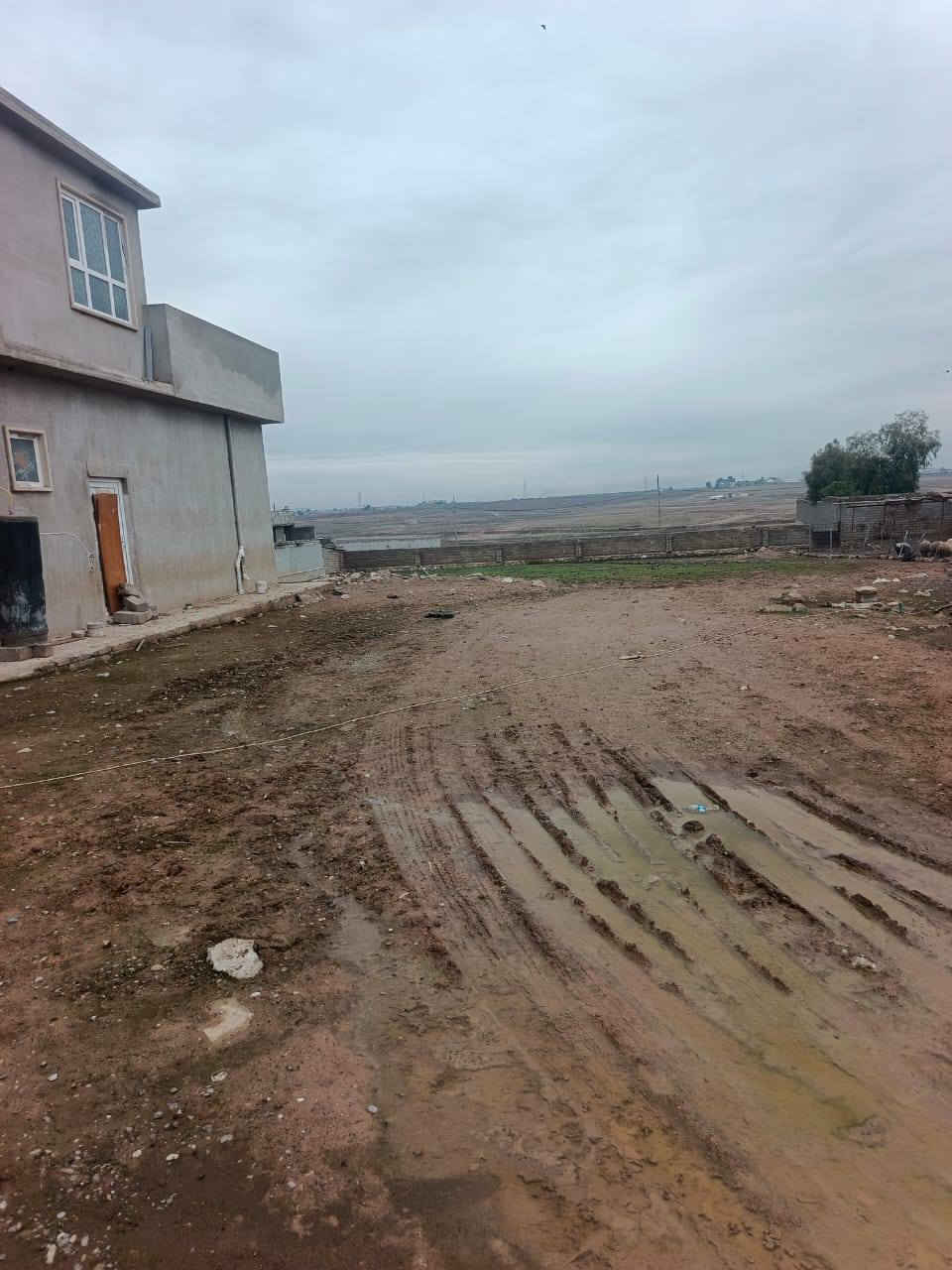 دونم للبيع في منطقة العباسية مع دار بناء حديث مضيف مساحة الدار 200 متر ممكن بيع نصف الدونم او كامل بدون دار او مع الدار السعر 200 مليون المنطقة مسموح بها البناء للاستفسار مكتب العمران للعقارات 
***********
***********
