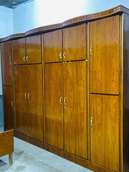 سلام عليكم للبيع غرف نوم خشب عراقي صاج داخل قطعتين وخارج بشرط 5 ملم حطاطه كنتور ملحق 6طابقين نضافه فول عنوان الرمانه البعبيد سعرها 900 وبي مجال 
***********
