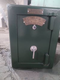 قاصه عراقيه قديمه الارتفاع 60 سم العرض 50 سم العمق 50سم الوزن 300 رقم ...