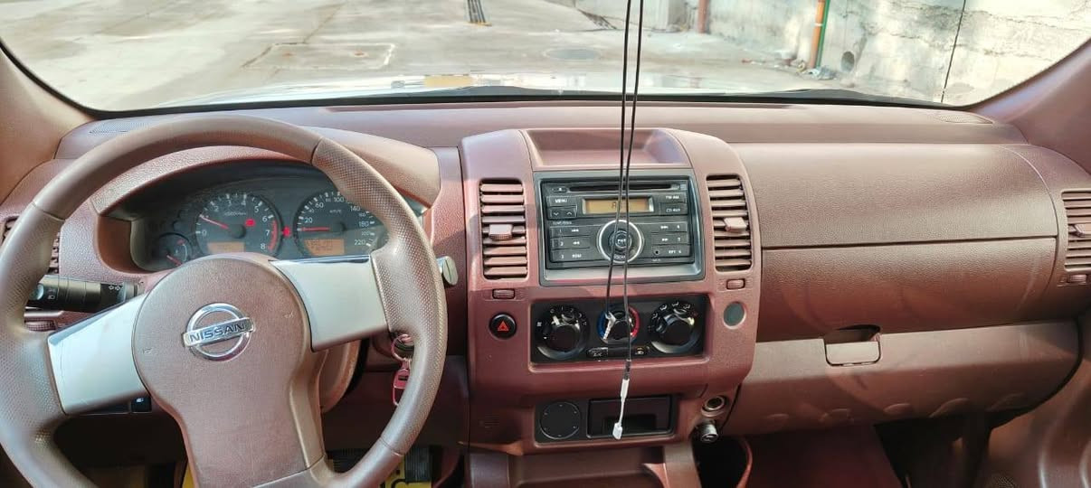 نیسان نافارا 2008 
گێرو مە کینە بە شە رتی فیتە ر 
بێ تە قە و ڕە قە 
دوو په ڵە ی بویاخە بی لێدران لە وینە کە دا دیاریم کردوە  لە گە ل چامە غی   پیشە وە سکن گوڕاوە بە رە ش 
بە ناوی خومە وە یە و سەنە وی تازە یە تا مانگی 5 2027 
سعری 87 وە رە قە و مجالیکی کە م 
*********** السليمانية, العراق
