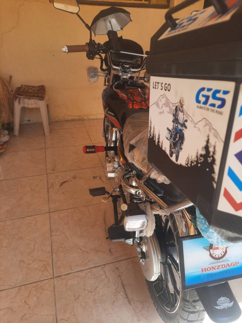 السلام عليكم
ايراني نضيف جديد للبيع 
2026 احدث شي محرك 200cc وضعه بلادي اللايتات شغاله عله اناره برغي ما مفتوح بي  السعر :مليون الف دينار قفله 
شادله صندوق وشادله جلد وشادله دعاميه كامل بس تركب 
هاتف :***********
