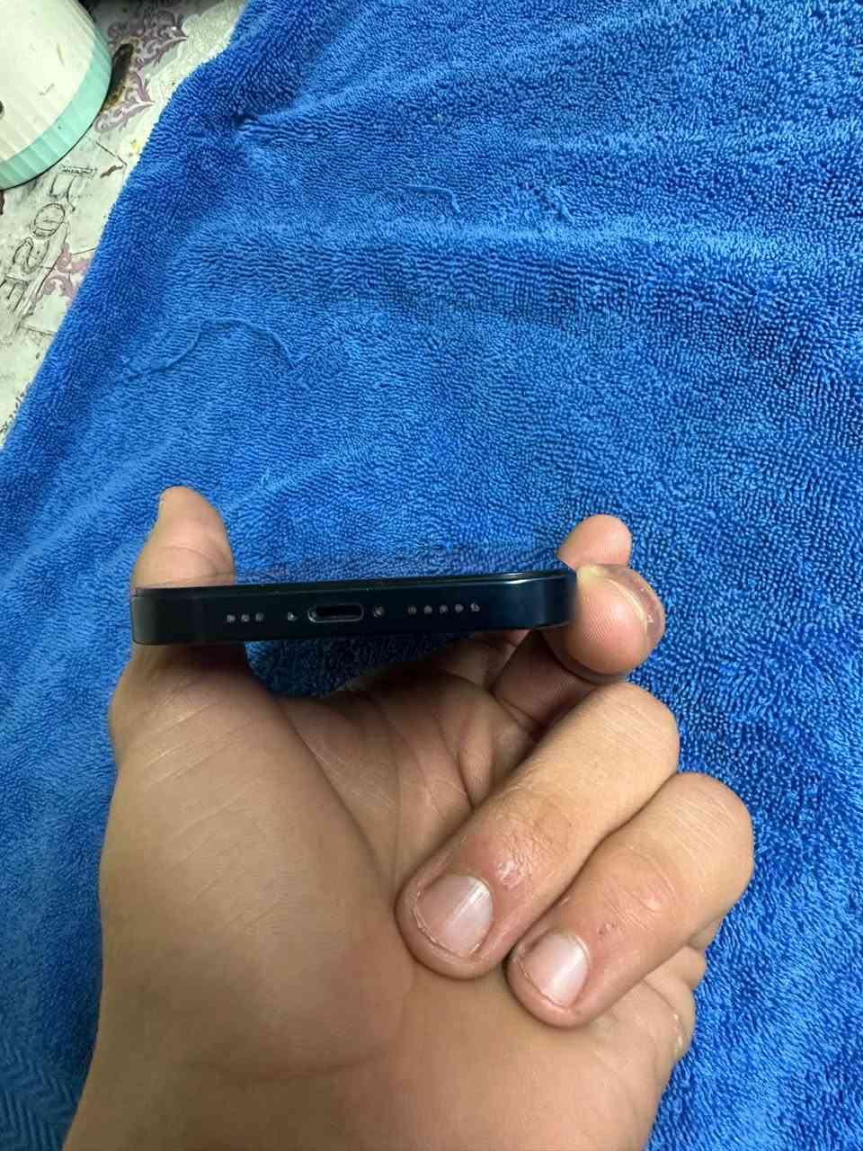 السلام عليكم شباب تلفون ١٣ عادي ذاكره 128 بطاريه 87 لون نيلي نضيف كلش مبدل شاشه فقط اصليه والفيس ايدي شغال كامرات شغاله سيم كارت شغال نقصه بس سماعه الفوك عطلانه للمراوس فقط  اذا اكو ١٤ او ١٣ برو ماكس
وانطي فرق 
*********** بي واتساب
