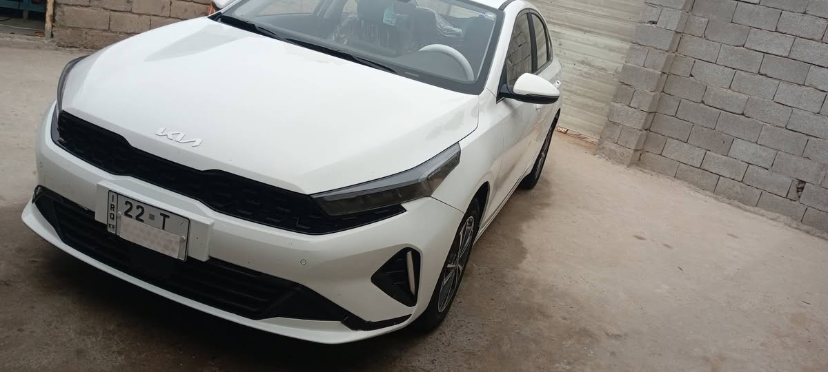 السلام عليكم للبيع كيا k3  موديل  2024 السياره في حاله الوكالة  فول موصفات   السيارة تحكمات وجلد و    شاشه وانضمه قياده ومحرك 1500دبل نوزل هندبريك دكمه  بصمه وفتحه انضمه ترحيب مري شفط وباقي الموصفات المعروفه رقمها شمالي تحويل او وكاله مكان بصره رقم الهاتف/ *********** / *********** واتساب/ السعر135$
