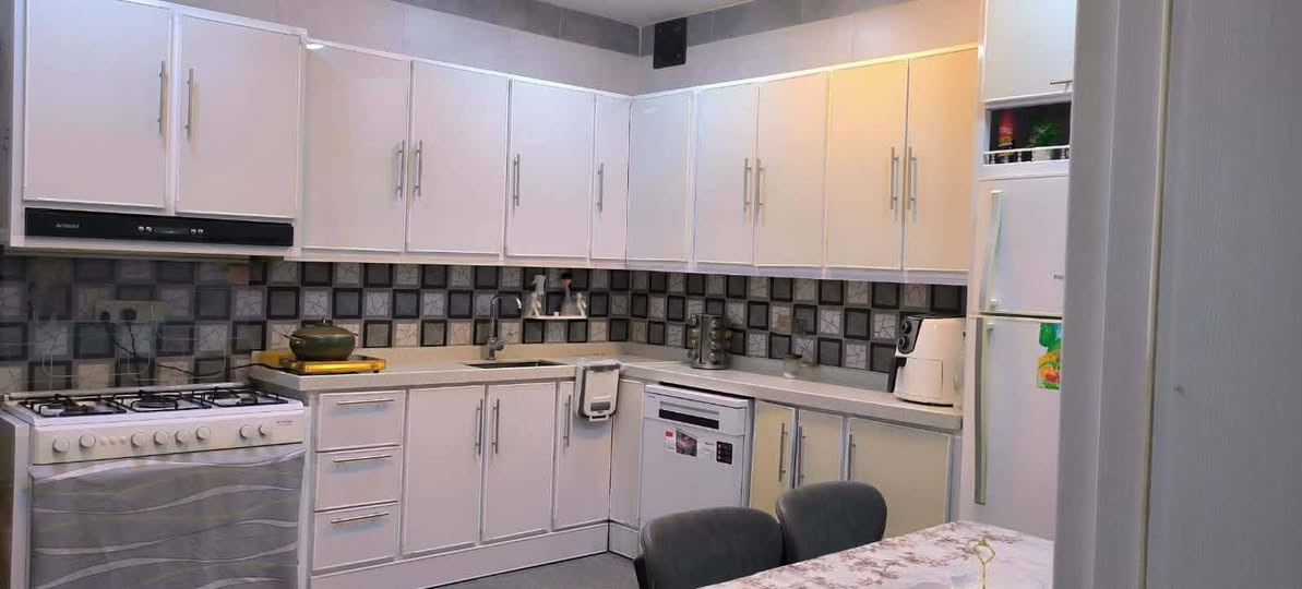 قطعة للبيع بمساحة 350 متر سند 25 اقرار محكمه تحتوي على بيت مساحته 150 متر غرفتين و استقبال وصاله ومطبخ وصحيات مع سبالت عدد 4 مع طخم قنفات مع كاونتر العنوان كربلاء الحسينية شارع الحافظ قريب على مشاتل العتبة خدمات كامله السعر 160 قابل للتفاوض للأستفسار *********** ***********
