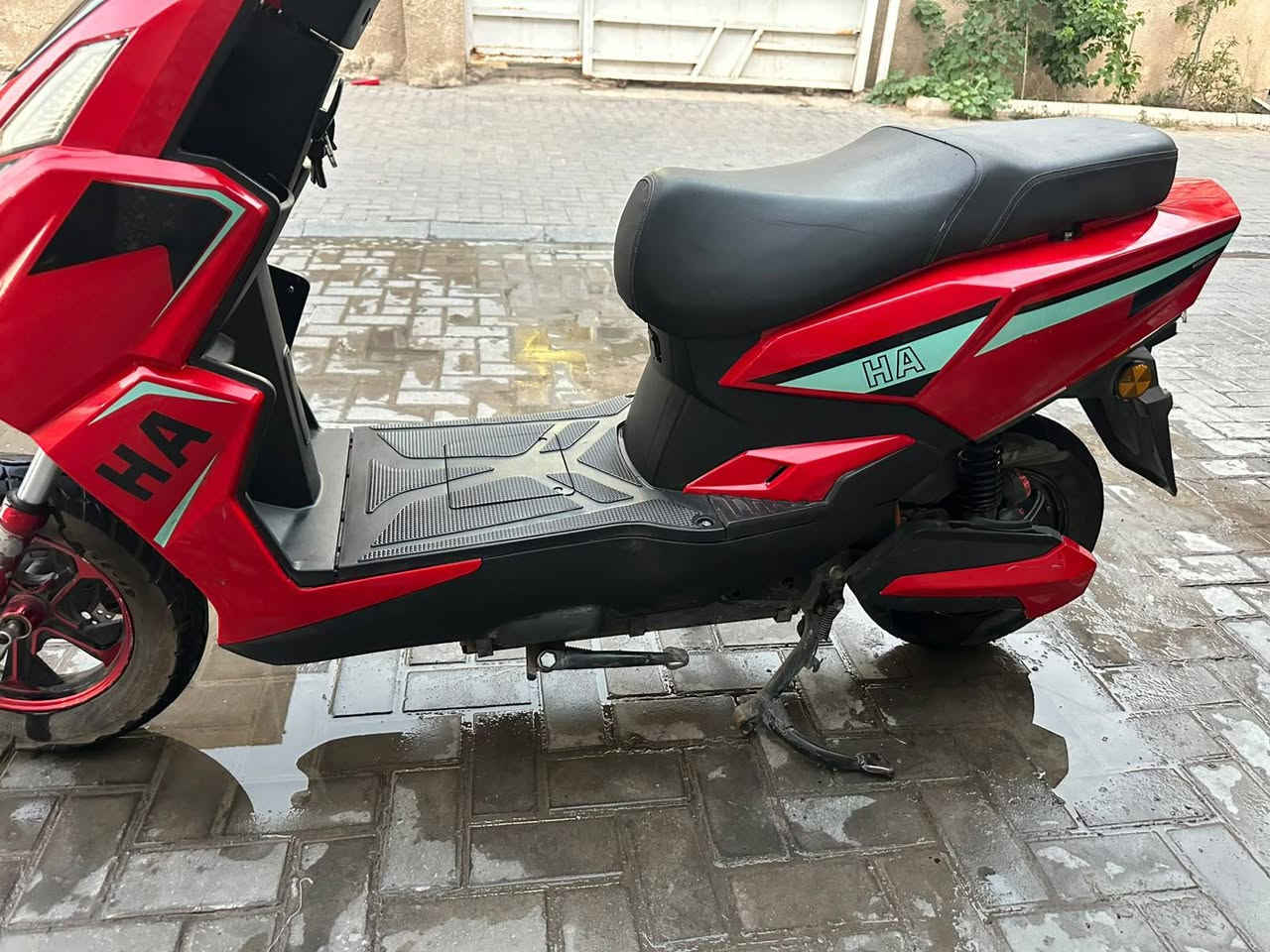 ب٥٥٠ بيها مجال
ماطور ١٢٠٠
بطاريات كول صارلهم ٤اشهر
السرعه ٥٥الى٦٠
تمشي مسافه ٤٠ الى ٥٠ كم حسب السرعه
٣سرع
نظام بك
مثبت سرعه
دبل اشارة
تايرها ١٠ على ٣٥ العالي 
بريك دسك
نقص جاملغ امامي و الاشارات تشكل مرات
اليرموك ***********
