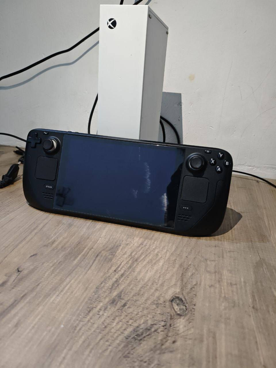 سلام عليكم جهاز محمول ستيم ديك للبيع ذاكره 512 نسبه بطاريه 98 بي حساب سيتم وابيك كيمز + والشاحنه السعر 450 قفل توصيل ماعندي ومابيع توصيل  مكاني الشعله الرقم ***********
