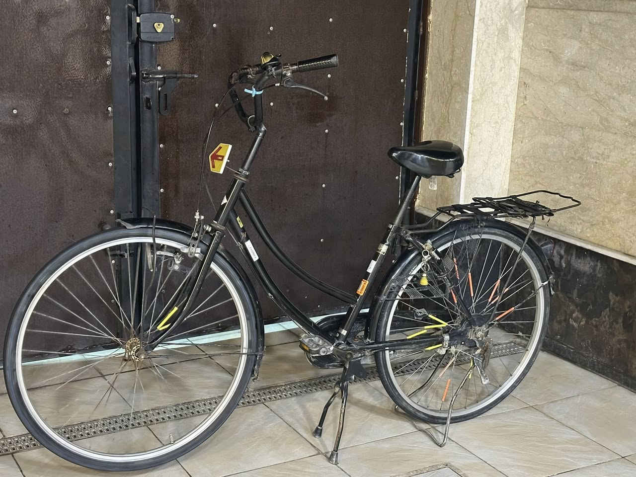 السلام عليكم باسكل بناتي حجم 26 موديل 20 السعر 90 وبيه مجال بسيط العنوان البلديات شارع المصرف الرقم ***********
