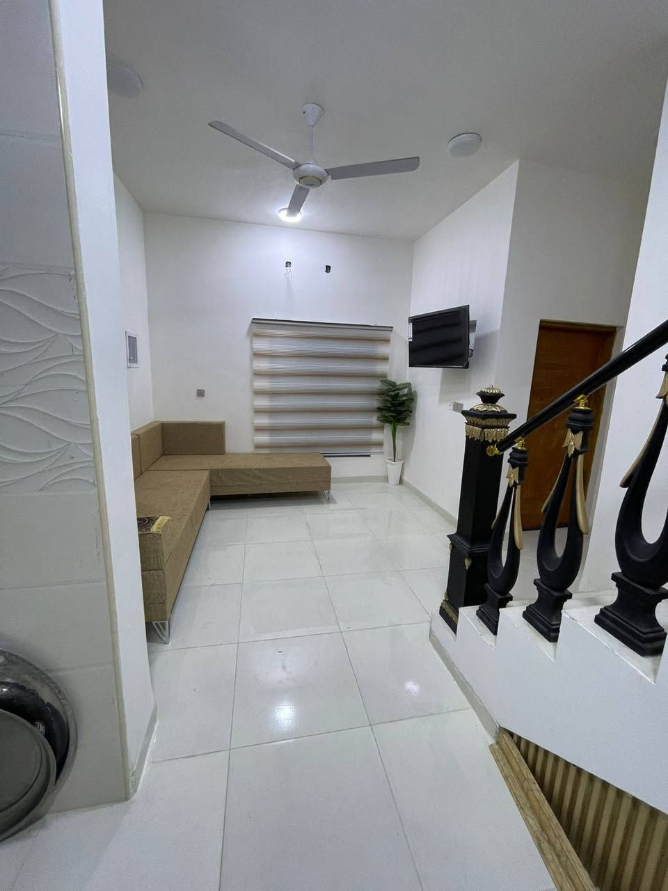 السلام عليكم
بيت طابو صرف للبيع مساحة ١٢٥م ب٣٦ 
غرفتين وصالة ومطبخ وبراني حمامات داخلية وخارجية 

ركن مقابل خدمات بناء سنه ٢٠٢٥ قرب مدرسة 🏫 الفرسان 

بناء درجة أولى بنظام حديث 

السعر ١٢٥ مليون 

***********
