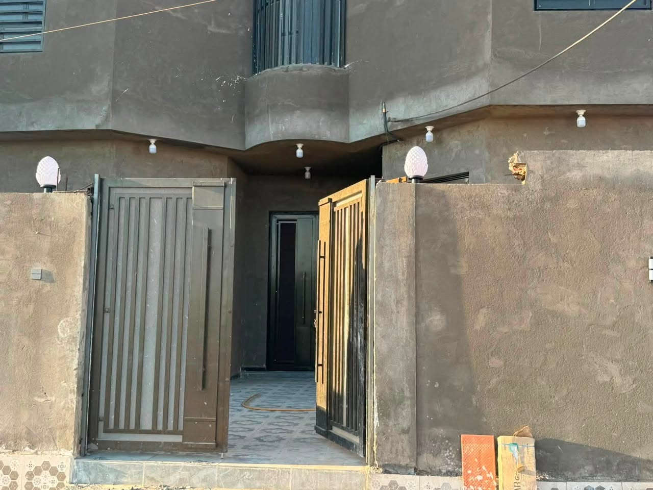 السلام عليكم دار للبيع حي الجوادين موقع مميز يفتح ع شارع العام بناء درجة اولى حديث طابقين والتفاصيل موضحه بالصور للاستفسار ***********
