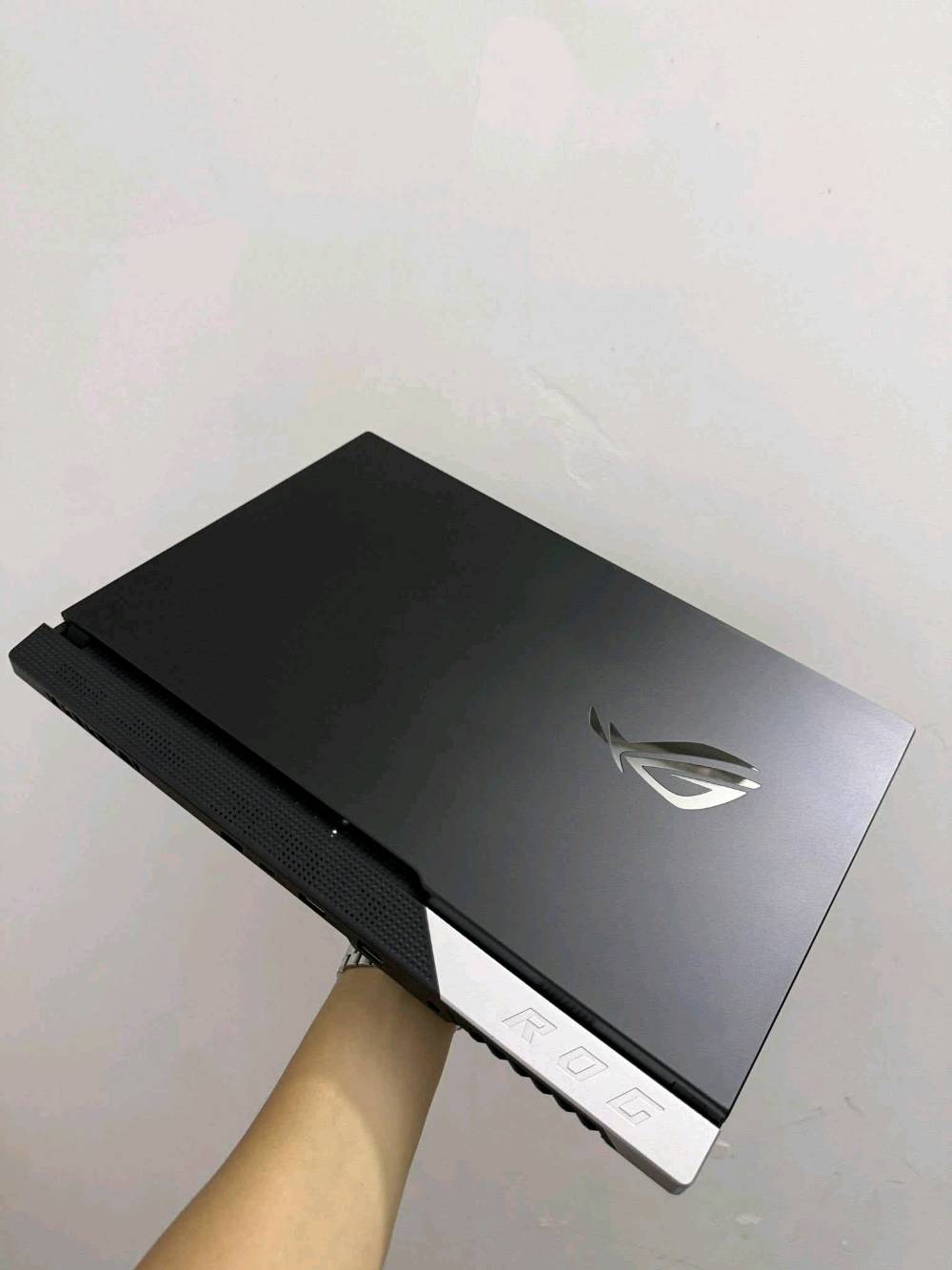 Asus Rog Strix G15
Cpu: Ryzen 9 - 5900HX 
Gpu: AMD Radeon RX6800M 12GB DDR6
Ram: 16 DDR4
Hard: 512 SSD NVME
Display: 15.6”  300hz
الموقع الموصل 
السعر 1,600,000 ألف
نظافة 99

واتساب ***********