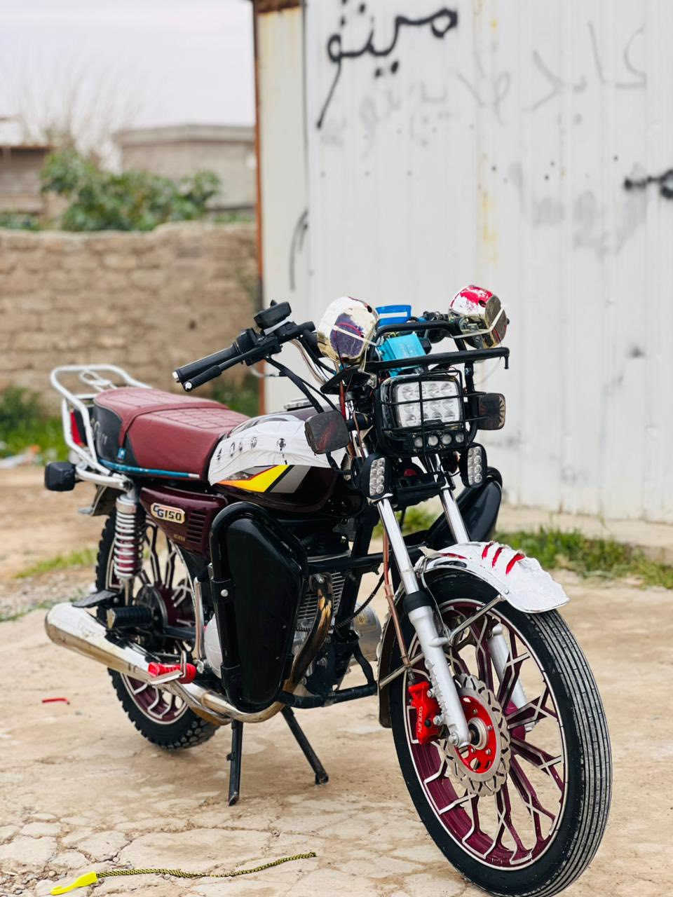 السلام عليكم للبيع دراجه سيفان 
موديل 2024 باب اول سونك محرك 200 سلف وهندر شغال 
كهربائيات كلها شغاله أشاير عالي ناصي هورن بلاجكتورات دراجه كامله مكمله وياله وتايرات بل جيس محرك شرط ولباقي شوف 👀 لعين مكان دراجه تكريت فلكه الفرسان الاتصال*********** متواجد نت
