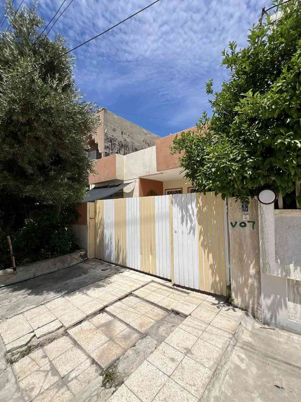 عروض مكتب (( العلاف لتجارة العقارات )) 🌟
🏠دار للبيت 200 متر الواجهة 10 متر 
🛑طابق ونص بناء قديم بحساب ارض 💠

1️⃣الطابق الاول : غرفة نومً  + هول + استقبال + مطبخ كراج + حديقة 🌳+ صحيات 🚾

2️⃣الطابق الثاني : اربعةً غرفةً نوم  + هول + بلكونة 

صحيات 🚾

📄سند سكني ملك صرف / شرط القرآر التمليك والتحويل 

❌لانتعامل برفع سعر العقار عن سعرة الآصلي نجمع البايع بالمشتري مباشرتأ _ لا نوقف البيعة بخلاف عن الدالية 
🛑موقع مميز جداً 💥
🔴سعر مناسب جداً ⚡️
🌍الموقع / حي الصديق (( شارع الفحام )) 🏤

🛑يقع على شارع 20 متر تبليط 💥

للاستفسار 

⏮️مراجعة مكتب العلاف لتجارة العقارات 🌟

أو الاتصال 

☎️ أسيا ***********

أو

 ☎️ كورك ***********

⏪️مع العلاف للعقار استثمارك في آمان ⭐️

🌐عنوان المكتب / الموصل _ حي الزراعي قرب جسر السويس 🔥

📌نستقبل عقاراتكم وطلباتكم العقارية .
