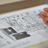 هيكل للبيع مساحة100متر/5في20 طابقين 3غرف نوم حمامات2 جوه وفوك الموقع ح...