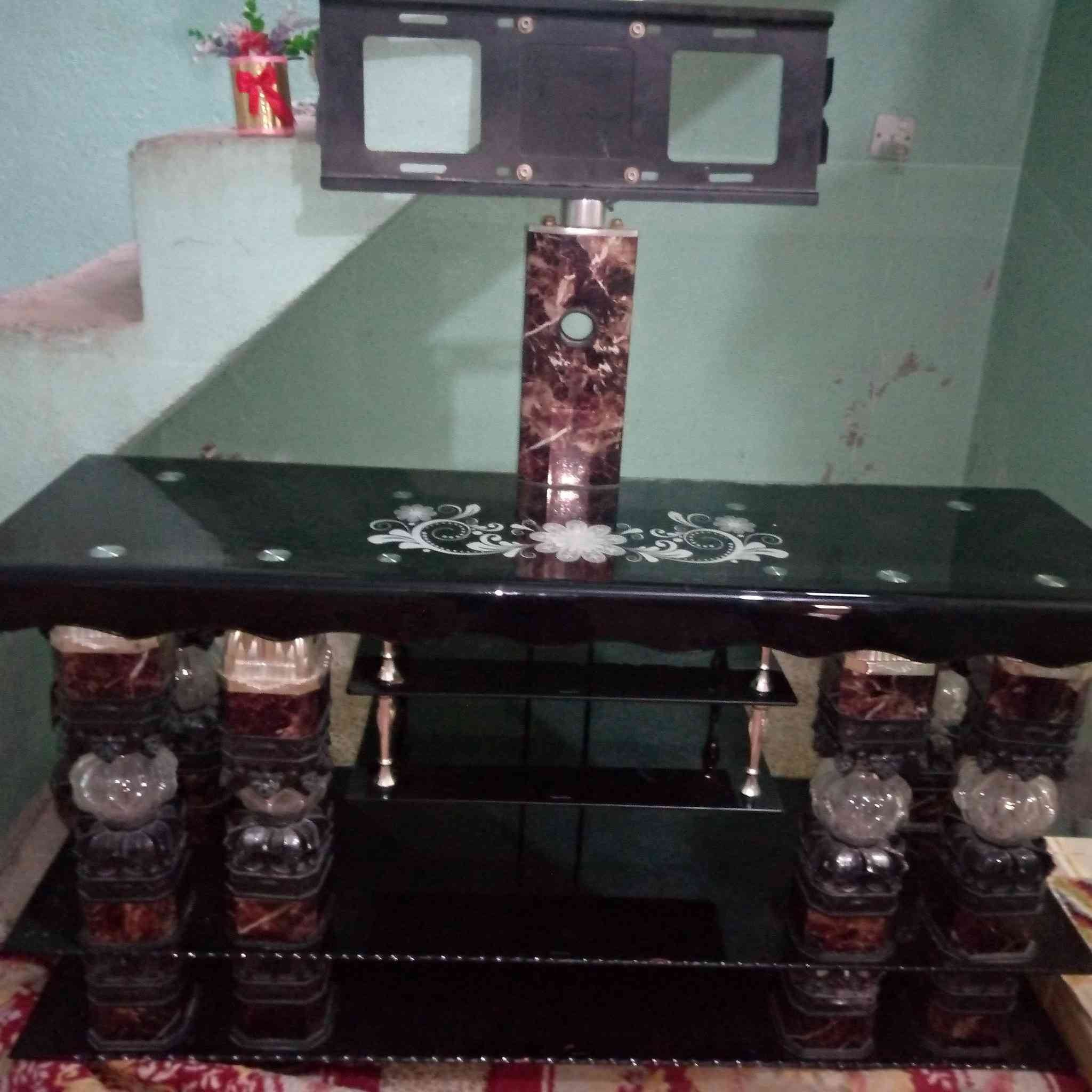 ميز بلازمة حيل نضيف سعرة ٣٠الف عنوان ايمن حي المأمون ***********
