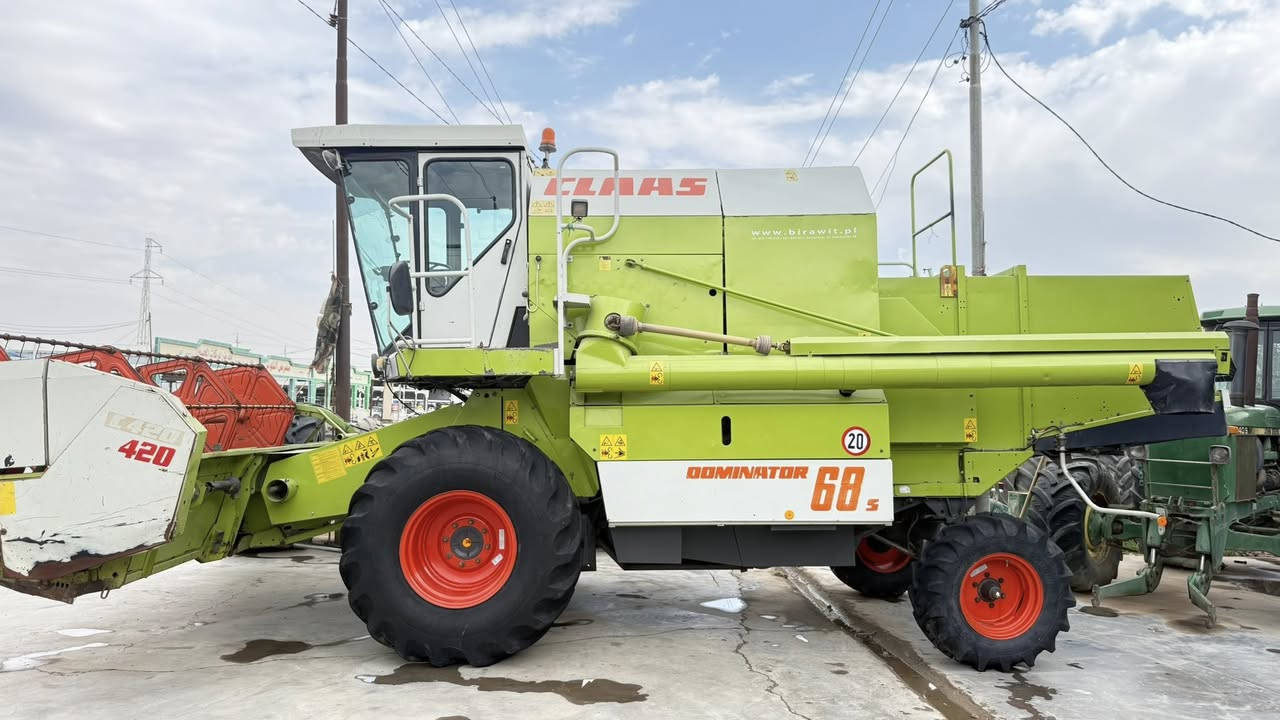 بسم الله الرحمن الرحيم 
حاصده كلاص موديل 2002 جديده  مكفوله من الصبغ والحيم والكسر محرك ما مفتوح على وضع الشركه فول مواصفات 1/1   اطار 26برينه نفخ دفاعات طبله هوزل خلفي سلايت اطار خلفي 18 
              واسط الزبيديه 
***********–***********
