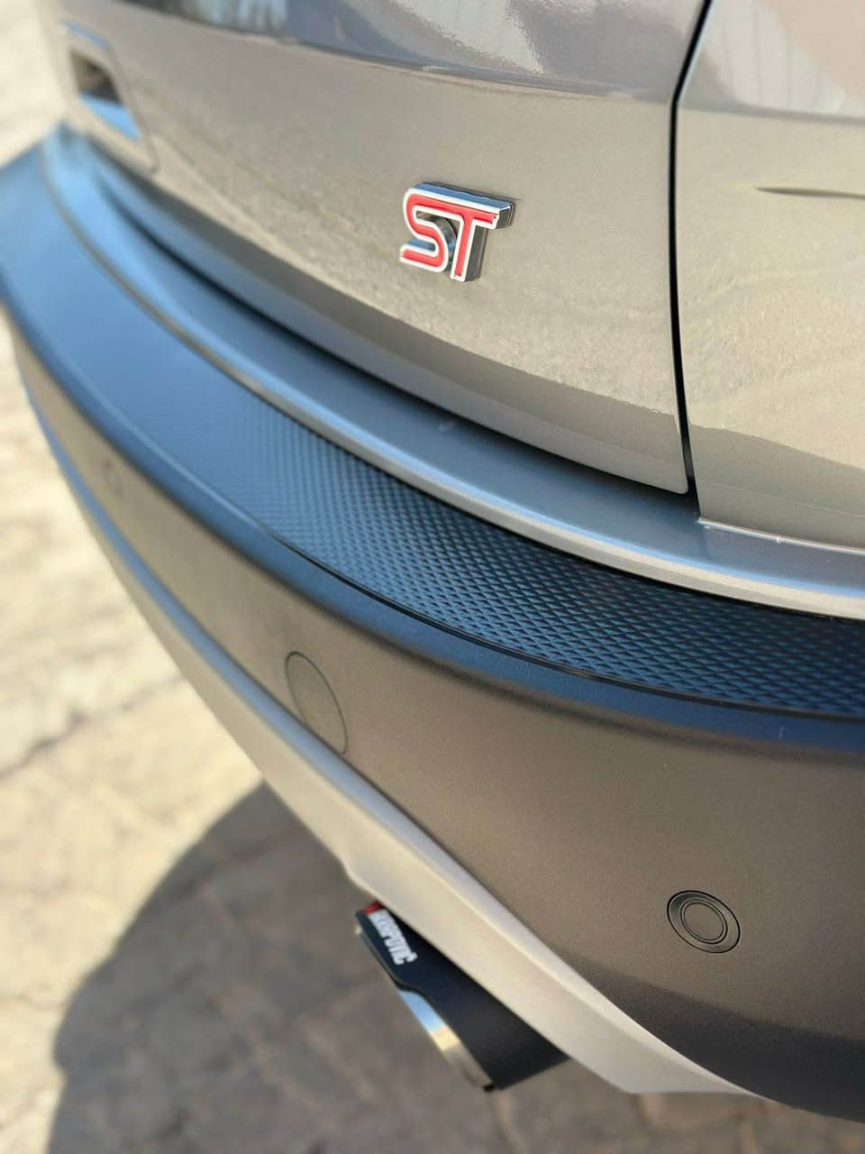 السلام عليكم… 
Ford Escape 2023
فورد اسكيب 2023 خليجية
وكالة القاصد
مكفولة كفالة عامة 
ماشيه 65
مواصفات الترند

المواصفات الميكانيكية
 • المحرك: 1.5 لتر EcoBoost توربو
 • عدد السلندرات: 3 سلندر
 • القوة: حوالي 181–182 حصان
 • العزم: حوالي 258–270 نيوتن متر
 • ناقل الحركة: أوتوماتيك 8 سرعات
 • نظام الدفع: دفع أمامي (FWD) 

المواصفات الخارجية
 • جنوط ألمنيوم 18 إنج
 • مصابيح LED أمامية وخلفية
 • حساسات خلفية
 • مرايا كهربائية مع إشارات
 • قضبان سقف (Roof Rails)

المواصفات الداخلية
 • شاشة معلومات (تقريباً 8 إنج)
 • Apple CarPlay و Android Auto
 • غلق و فتح النوافذ عن بعد
 • مثبت سرعة
 • دخول بدون مفتاح

أنظمة الأمان
 • 7 وسائد هوائية
 • نظام الثبات الإلكتروني
 • نظام مانع الانزلاق
 • كاميرا خلفية
 • مساعد صعود المرتفعات

للأستفسار : *********** متواجد واتساب أربيل, العراق
