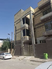 بناية في ( حي الاساتذة قرب شارع بغداد) ثلاث طوابق المساحة 250 متر الوا...