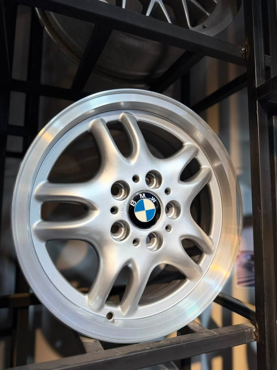 🛑 للبيع أو المراوس 🛑
ويل كب بي ام (BMW) حجم 16 نوع M (شفة عريضة) 🔥
الوصف والنظافة:
 أصلي ومكفول كفالة عامة (من الفطر، اللحيم، والعواج) يعني تشتري وإنت مطمن.
 الويل شفته عريضة ونظيفة وبحالة ممتازة.
 💰 السعر: 400 ألف دينار (وبي مجال بسيط للشراي المعتمد).
 📍 المكان: بغداد / حي العامل / شارع 7 نيسان.
 🚗 التوصيل: متوفر خدمة توصيل إذا تحب.
للاستفسار والتواصل، يرجى مراسلة الخاص أو الاتصال. تتدللون!


**إذا كنت صاحب هذا الإعلان وتريد حذفه لأي سبب، رجاءا أرسل رسالة إلى الدعم الفني**
