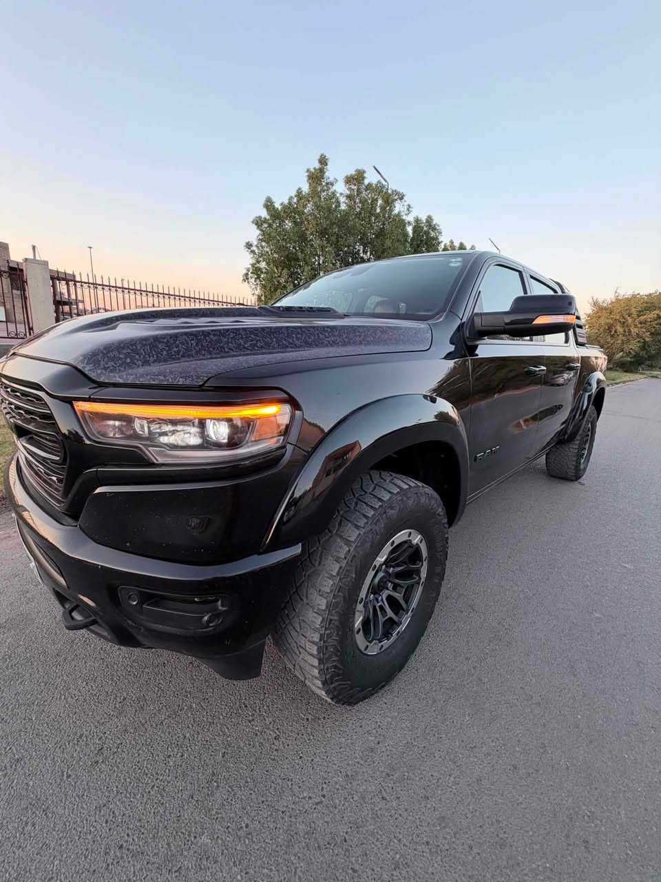 رام لمتد موديل 2021 بلاك ادشن 
Ram limited black edition widebody 

فول مواصفات
 
محرك هيميي 5.7

بانوراما 

جكات كهربائية خمس وضعيات

كراسي امامي خلفي تدفئة وتبريد 

شاشة كبيرة تيسلا 

رادارات

نقط عمياء 

كامرات 360 

دوس كهربائية جهتين 

لدات امامي خلفي وعدستين 

خزن ميموري 

ماشية 105 الف مايل 

ويل وتاير trx حجم 18 

سيارة عليه رام بار اصلي 

وعليه widebody kit

منظومة غاز 80 لتر
 
السيارة وارد كندي كلين تايتل 
صار بيه بالعراق طخات بسيطة جدا

رقم اربيل 

السعر 34,500 بي مجال بسيط

مكان السيارة بغداد حي الجامعة

للا ستفسار 
***********
