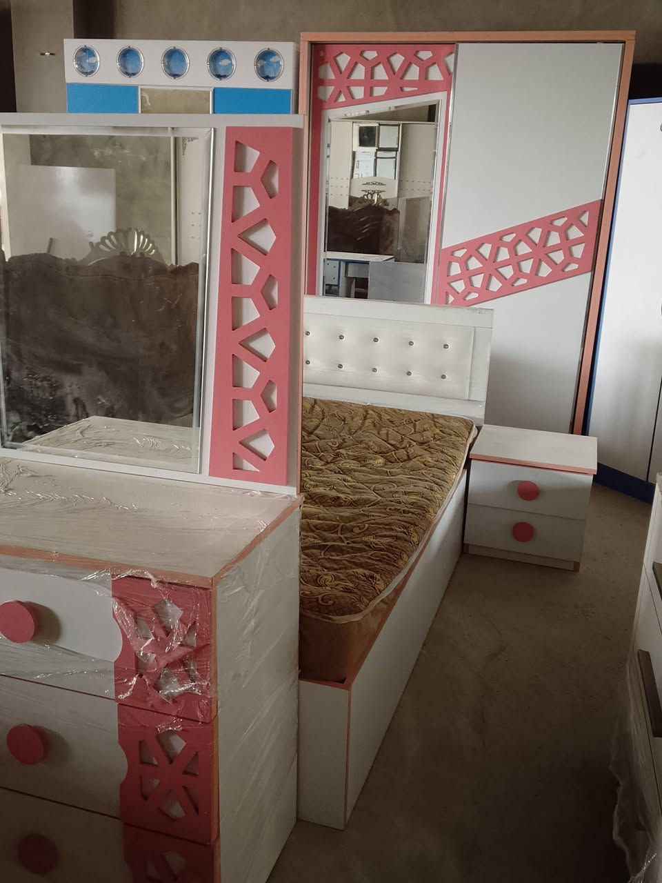 غرف بناتي ولادي نظافه فول وسعار مناسب جدا ///مكاني خدمي الفراز مقابل مطعم فايكنج 
***********هاذ رقم الاتصال
