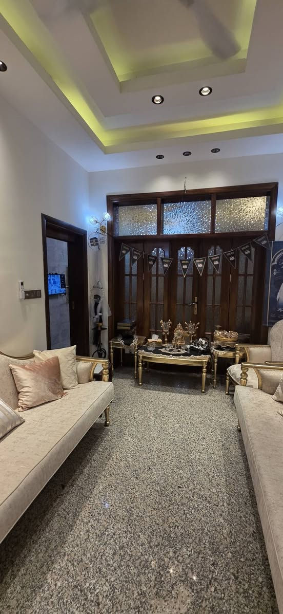 سلام عليكم 
#دار سكن مساحة 100 م ( 5×20) شارع 10م .
#الموقع : الامن الوطني / حي الجهاد مقابيل شقق حي صدام مجاور اللواء السادس ش.أ، العقار خلف الشارع الرئيسي.
#مكونات العقار : 
الطابق الاول /استقبال ، هول+ مطبخ ، غرفة مستخدمةمطبخ ، منور ، صحيات ، كراج 4 امتار .
الطابق الثاني / ثلاث غرف منام ، بلكونة صحيات .
الطابق الثالث/ بيتونة ، غرفة كبيرة تصلح مع تأسيس صحيات كامل. .
#ملاحظة : العقار تم تنفيذه بأفضل مواد البناء بكل التفاصيل. 
#للأستفسار :
*********** واتساب فقط.
*********** واتساب او اتصال مباشر.
