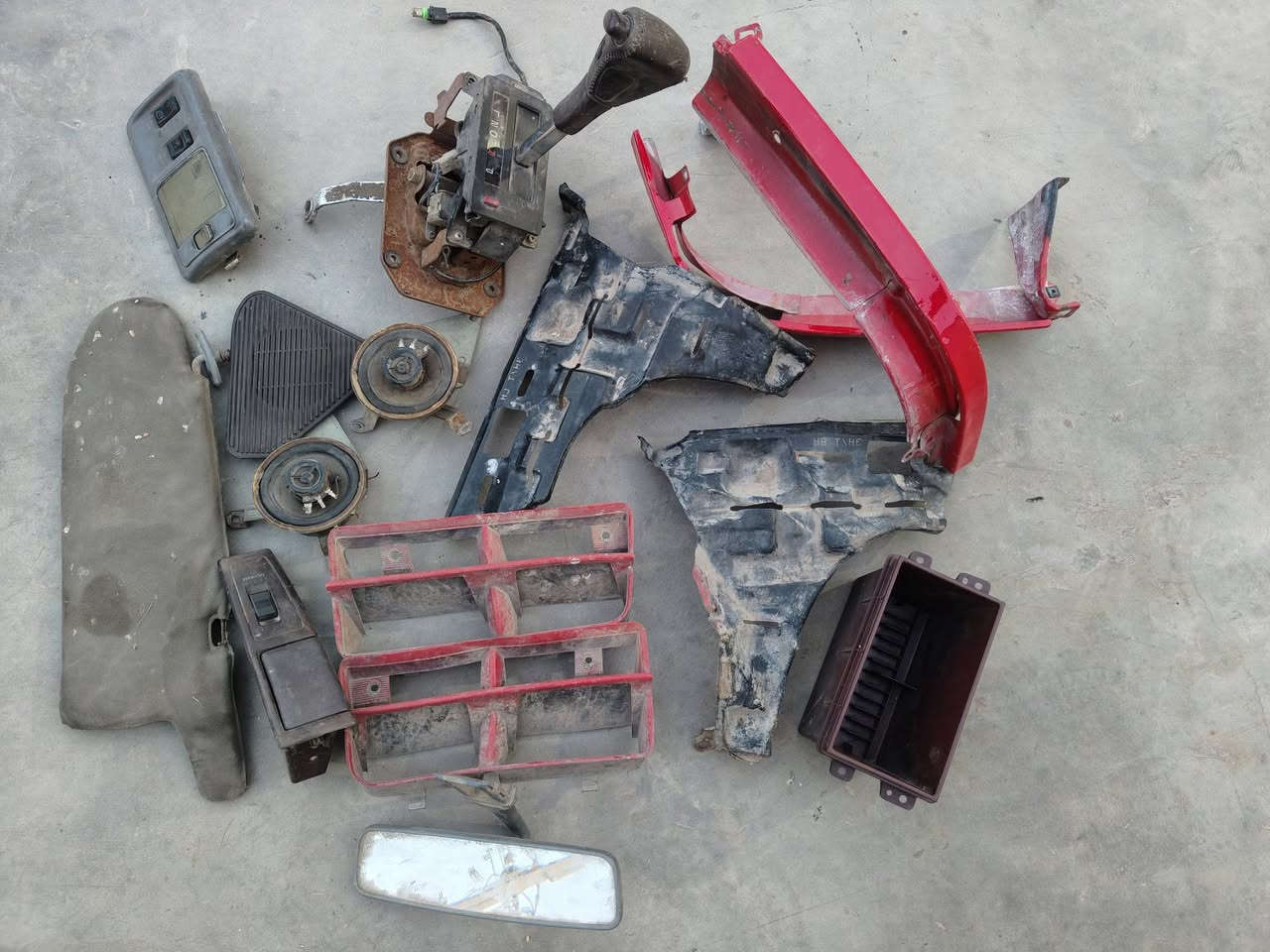 غراض هارتوب طويله 
حواجب زوج يمنه ويسره
شيالات داعميه اماميه زوج
يده كير .لوحه تحكم تنته
رف مال دشبول .مرايه روئيه 
زوج بطاين يسره بلاد جهت اليمنه ثنينهن 
مكانهن نجف ***********
