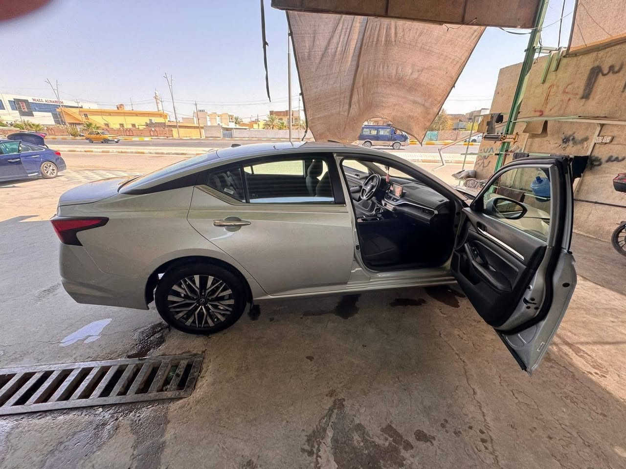 🔥 نيسان ألتيما SV موديل 2023 للبيع 🔥

🚗 محرك 2500
🎨 لون سلفر
📏 ممشى 50 ألف كم فقط

✨ المواصفات:
✅ رادار أمامي
✅ رادار جانبي
✅ حساسات خلفية
✅ تشغيل بصمة
✅ تشغيل عن بُعد (ريموت ستارت)
✅ كراسي مخمل
✅ شاشة وكاميرا
✅ سيارة اقتصادية ومريحة بالسفر والاستخدام اليومي

🔧 الملاحظات:
السيارة ضرر جاملغ سابق، تم تبديل الجاملغ الأيمن بنفس اللون الأصلي، ويوجد بارد بالجاملغ الأيسر مع تعديل خفيف بالبونيد، والسيارة موضحة بالصور.

💰 السعر: 16,500 دولار قابل للتفاوض بالمعقول
📍 الموقع: ديالى

📱 للتواصل واتساب:
***********

السيارة نظيفة وجاهزة للفحص، والجاد يتفضل.
