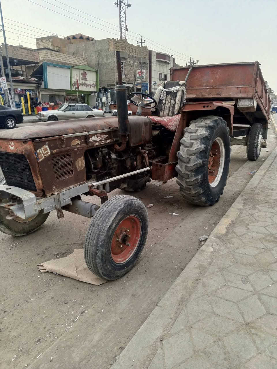 سلام عليكم عنتر 71مديل 1989رقم الماني محرك توه مجفت وبم وكهرباء كلى جديد تايرات حسب  موضح بالصورة سعرها 4250وبيها مجال بيع مستعجل ***********
