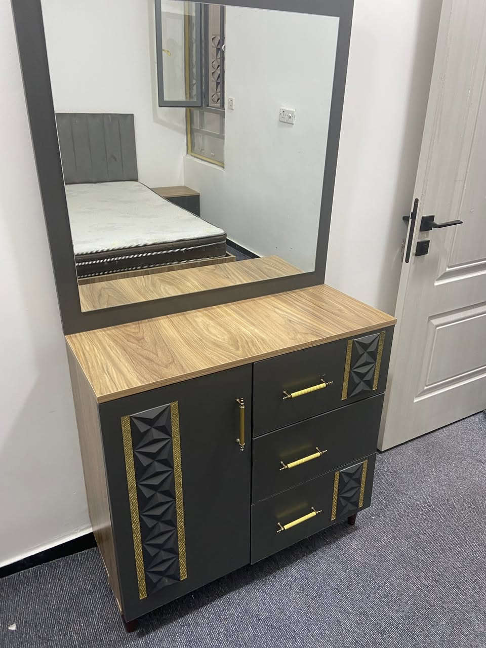 ***********
كلشي بسعره
