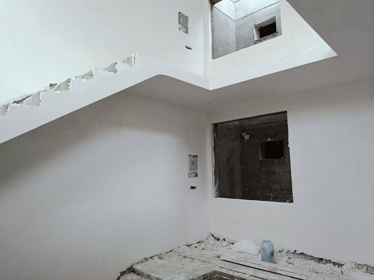 السلام عليكم كادر جص متكون من 3خلفات شغل سريع ونضيف مبيت بموقع العمل متفرغ حالين ومن الله التوفيق***********بيه وتساب 
 ‏‪
