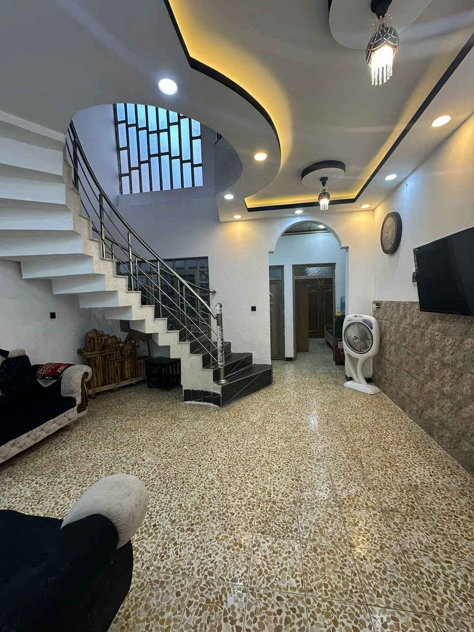 سلام عليكم
بيت 🏠 للبيع في حي عدن موقع مميز من جهت سايدين بكر 
شارع 15 
بناء فول حديث سند طابو الزهور شرط التحويل 
مساحه البيت 🏠 150 متر واجها 7.5 متر 
يحتوي البيت 🏡 ع استقبال وهول وغرفتين نوم 🛌 ومطبخ وصحيات خارجي وداخلي ومناور وكراج سياره وبيتونه 
يحتوي البيت 🏠 ع 
نظام كاميرات 
نظام سبالت 
نظام غسالات 
نظام دشات 
نظام دكتات 
للاستفسار عن سعر البيت 🏡 الاتصال ع الارقام 
***********
***********
