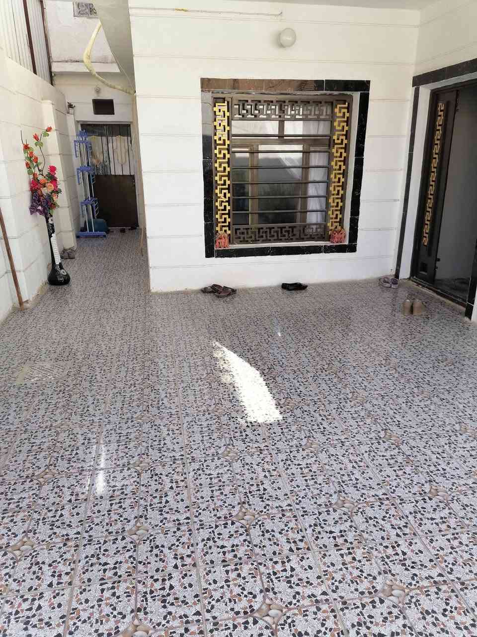 بيت للبيع ٢٠٠م بالحر طابو صرف بناء مرتب ونظيف طابقين ٣ غرف نوم مع استقبال وهول ومطبخ وحمامات داخليه وخارجية وكراج وحديقه للاستفسار الاتصال ***********
