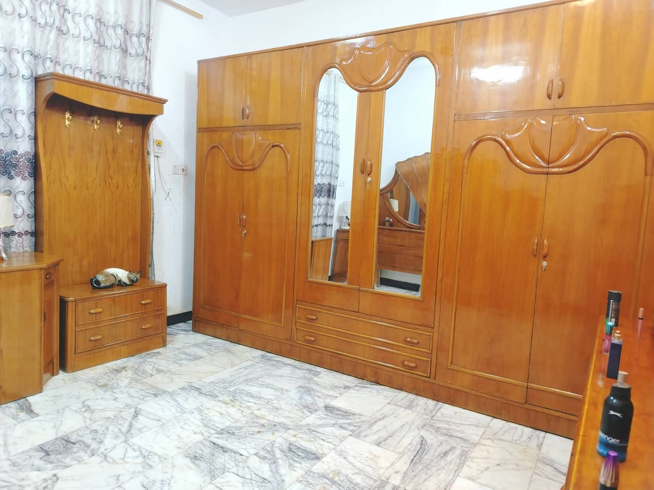 غرفة نوم تسكام صاج داخل وخارج شغل ثقيل ضهر جرجوبه خمسه ملم استعمال قليل مابيها اي ضرر تكمه اخت الجديد مكفوله من الشخط العنوان حلة حي الجزائر ***********.  ***********
