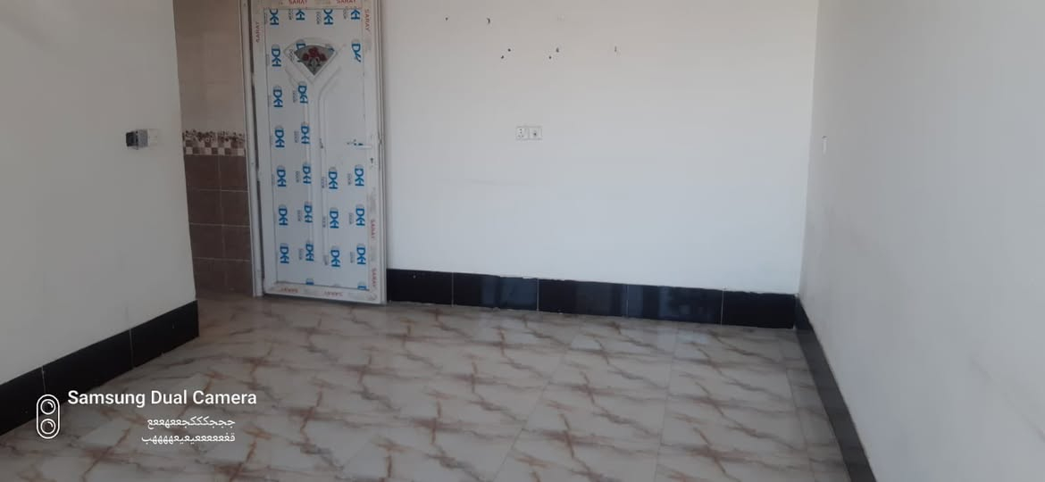 مشتمل طابق ثاني نظيف للايجار يحتوي استقبال وغرفة مساحة كبيرة ومطبخ وصحيات ودرج حديد خارجي خدمات كاملة في حي اليرموك الاولى( الرحمة سابقا) رابع بيت عن الشارع العام الرئيسي للرحمة قرب جامع الاقصى للاستفسار الاتصال ***********
