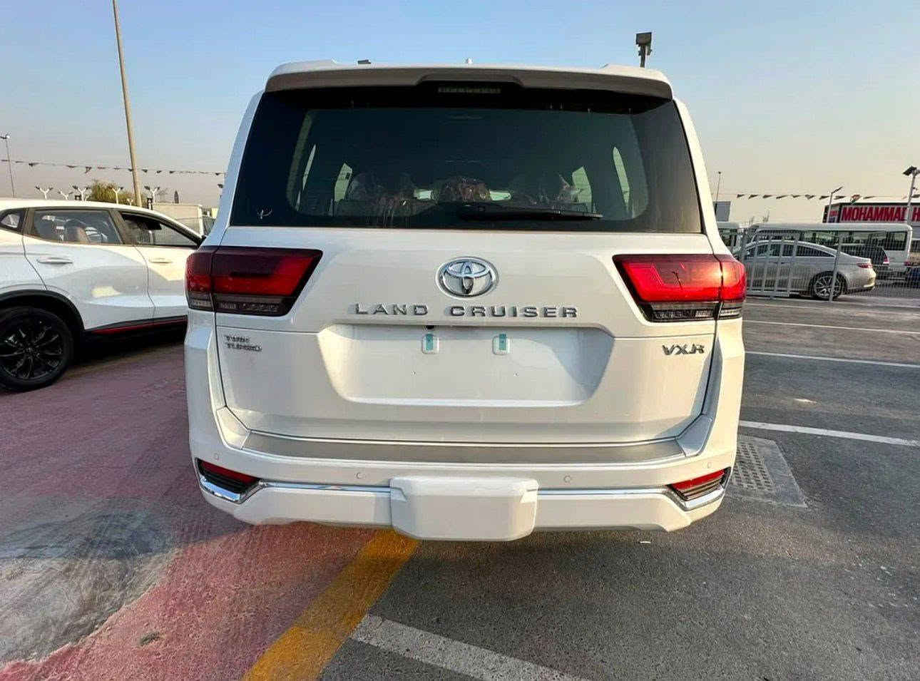 Land Cruiser (LC300) 
Year: 2026
Trim : VXR Twin Turbo ( petrol ) 
Engine size 3.5L
Spec: GCC
Full option 
Zero 🦅🦅


**إذا كنت صاحب هذا الإعلان وتريد حذفه لأي سبب، رجاءا أرسل رسالة إلى الدعم الفني**