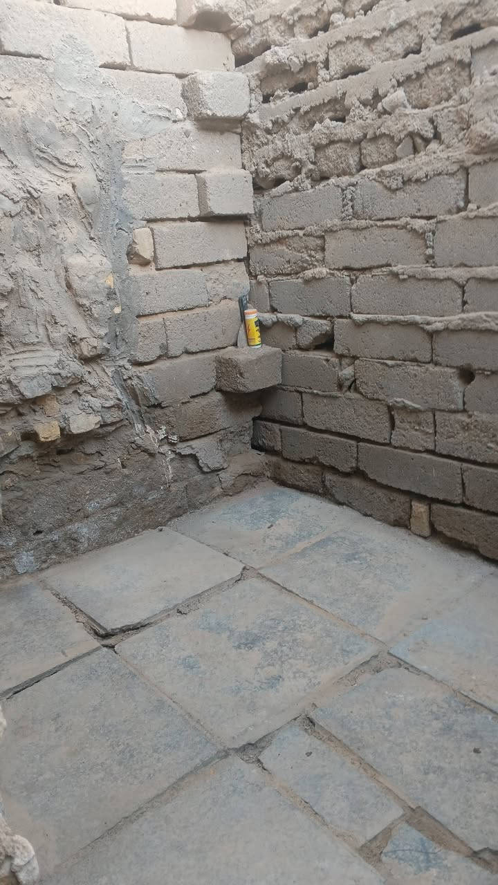 بيت زراعي مساحه 120 بالقريه العصريه قرب حي الصناعي كهرباء مجاري خدمات تبليط كامله على حسب الاصول بها الزراعه مضمون ديوانيه صاله غرفه مطبخ منور بيت حلو مرتب زين السعر 27 وبي مجال للطيبين حق الجيه اللي ما  عاجبه يطلع قبل الاستفسار واتساب ***********
