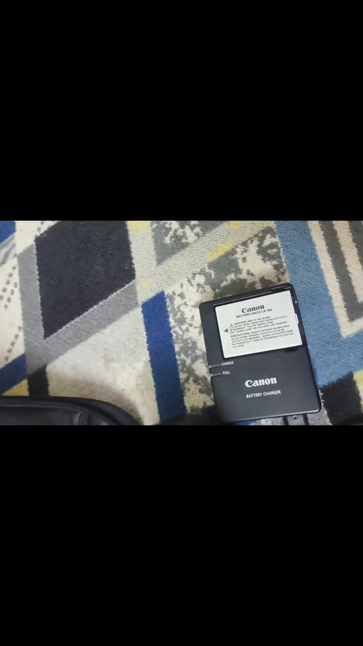 كامره كانون d700 نضافه أكثر من 100 ب 100 تريد العدسة رياضية وياه تريد بدون عدسه رياضي فقط عدسه الاصليه انته بكيفك
***********
‏‪***********‬‏
#تابع_فيديو_شوف_نضافه
