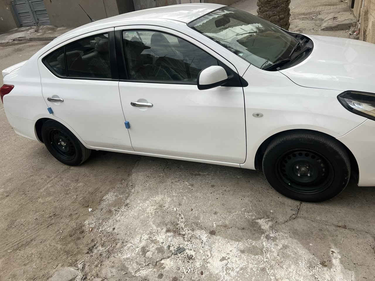 نيسان سني هندي بليته زركه موديل 2021 مدوشمه كامله علبلاد مكفوله ماعدا بارد بالباب الخلف الصدر ومبين شخط زغير ماشيه 121km رقم اربيل القديم وكاله باسمي تخم تاير كامله السياره السعر 106 وبيها مجال بسيط مكاني بغداد 
للستفسار ***********
